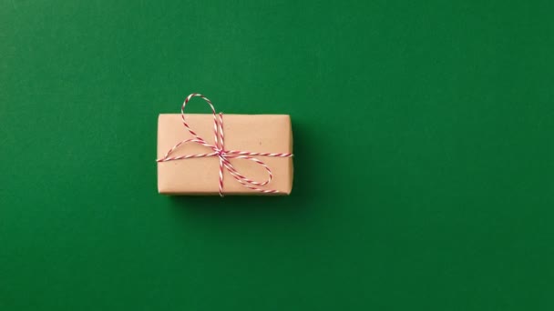 Detener la animación en movimiento con la Navidad La caja de regalo de año nuevo se mueve y se convierte en fondo verde — Vídeo de stock