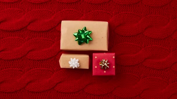 Animación Stop motion con Navidad Las cajas de regalo de año nuevo aparecen en la cubierta roja — Vídeos de Stock