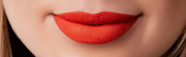 Primer plano macro mujeres sonriendo labios con lápiz labial rojo mate. Belleza retrato de moda cuidado personal y maquillaje — Foto de Stock