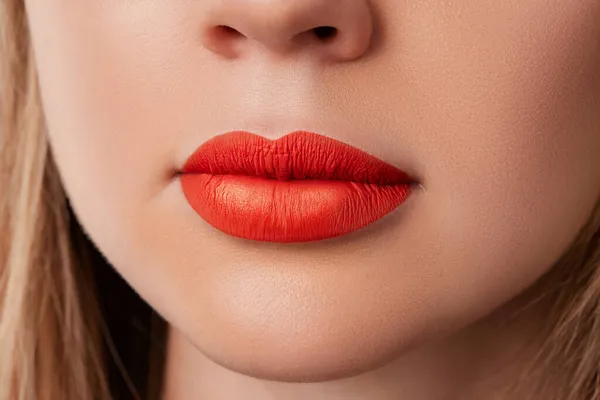 Sluiten macro vrouwelijke mollige lippen met rode matte lippenstift. Schoonheidsmode portret persoonlijke verzorging en make-up — Stockfoto