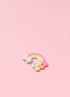 Açık pembe arkaplanda gökkuşağı renk yayı