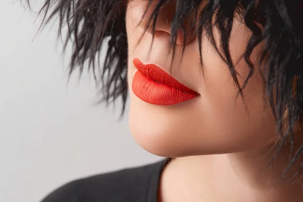 Закройте женские пухлые губы красной матовой помадой. Красота моды портрет личной гигиены и макияжа — стоковое фото