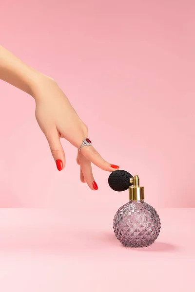 Dobře upravená ženská ruka s prstenem dotek parfému v retro láhvi módní doplňky. — Stock fotografie