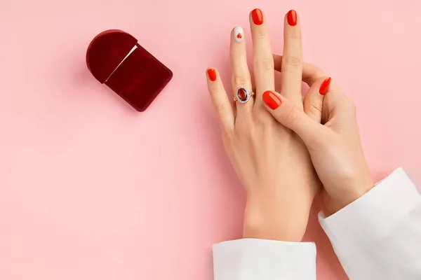 Mãos de mulher bem cuidadas usam anel de casamento. Design de unhas do dia dos namorados na moda — Fotografia de Stock
