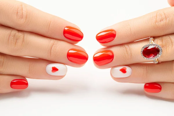 Kobiece ręce z modnym czerwonym manicure na białym tle. Manicure, pedicure salon kosmetyczny koncepcja — Zdjęcie stockowe
