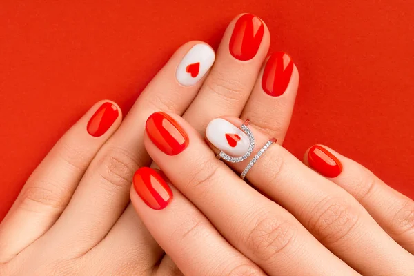 Kobiece dłonie z modnym czerwonym manicure. Walentynki paznokci projekt — Zdjęcie stockowe