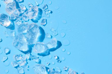 Güneş ışığında ezilmiş buzu fotokopi aletiyle maviye yakın tut. Yaz arkaplanı canlandırma kavramı