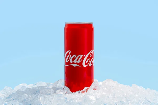 Kiev, Ukraina - 13 november 2021. Coca cola kan i krossad is. Koncept för läskedrycker — Stockfoto