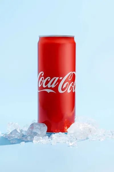 Kijev, Ukrajna - november 13, 2021. Coca Cola konzerv zúzott jégben. Üdítőital-frissítő koncepció — Stock Fotó