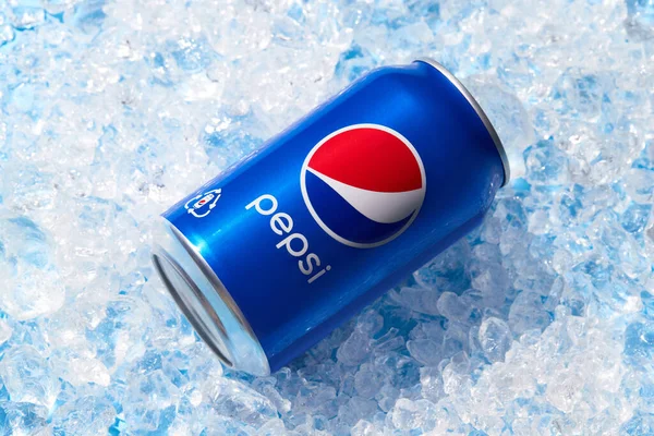 Kyiv, Ukrayna - 13 Kasım 2021. Pepsi kutusu ezilmiş buz içinde. Hafif içecek yaz içeceği konsepti