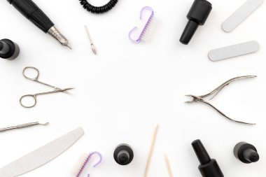 Beyaz arkaplanda manikür için düz görünüm araçları yatıyordu