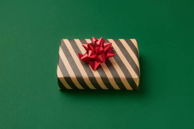 Noel kutlaması kavramı. Yeşil arkaplanda hediye