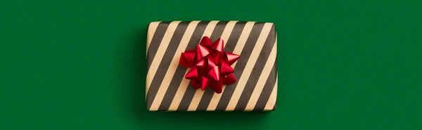 Concepto de celebración de Navidad. Regalo sobre fondo verde — Foto de Stock