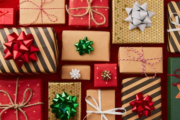 Composición navideña. Regalos regalos en manta roja — Foto de Stock