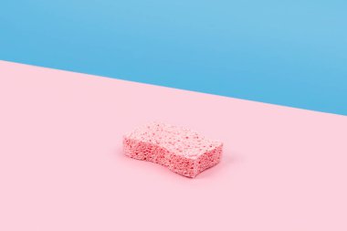 Bulaşık yıkamak için süngerli en az yaratıcı kompozisyon