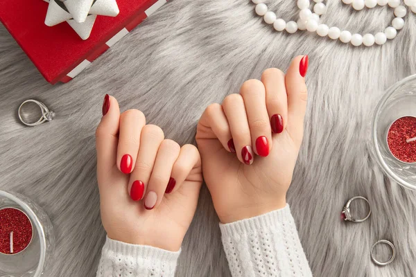 Kobieca ręka z projektu paznokci Boże Narodzenie Walentynki na szarym tle — Zdjęcie stockowe