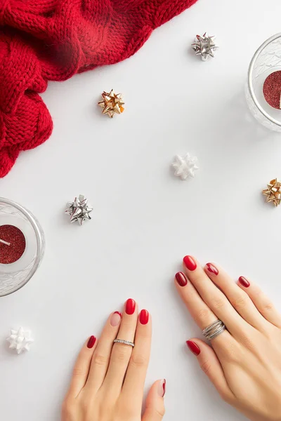 Mano femenina con manicura sobre fondo blanco. Navidad San Valentín diseño de uñas brillante de moda — Foto de Stock