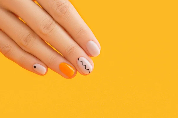 Mooie vrouwen hand met minimale nagel ontwerp op oranje achtergrond. Manicure, pedicure schoonheidssalon concept — Stockfoto