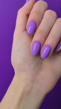 Mor manikürlü kadın eli. Güzellik tedavi spa vücut bakımı konsepti