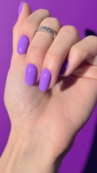 女性は流行の紫色のマニキュアで手。美容トリートメントスパボディケアコンセプト — ストック動画