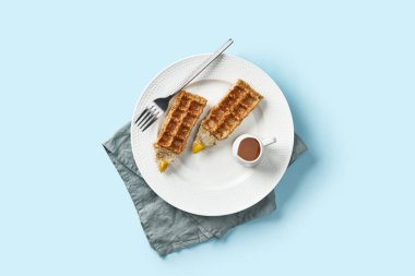 Yulaf ezmesi Belçika Waffle 'ı mavi masada kalem şeklinde.