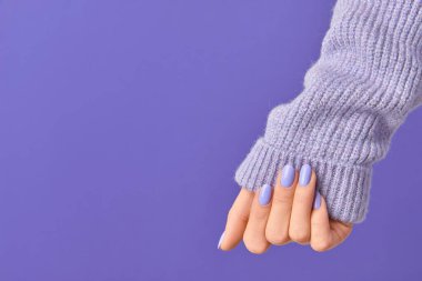 Manikürlü kadınlar menekşe arka planda daha tatlıdır. Manikür, pedikür güzellik salonu konsepti