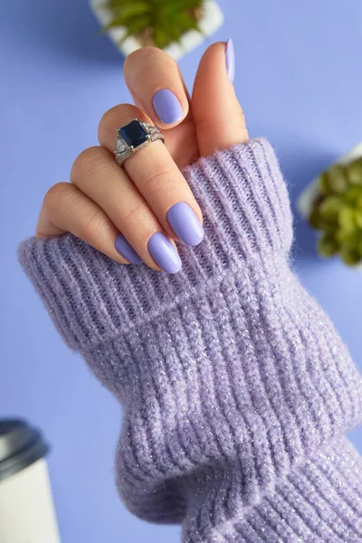 Kobieca ręka z modnym fioletowym manicure. Wiosenny projekt paznokci — Zdjęcie stockowe