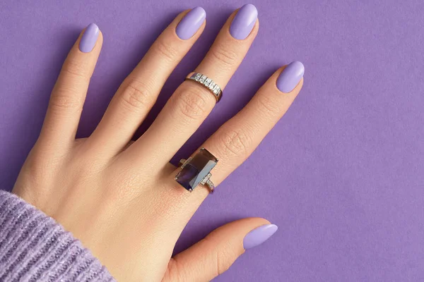 Hermosa mano de las mujeres en más dulce con púrpura diseño de uñas de primavera de moda —  Fotos de Stock