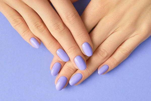 Frauenhände mit modischer sehr peri Maniküre. Frühling Sommer Nageldesign — Stockfoto