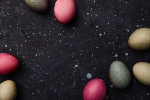 Ovos tingidos em fundo preto. Conceito de celebração de Páscoa — Fotografia de Stock