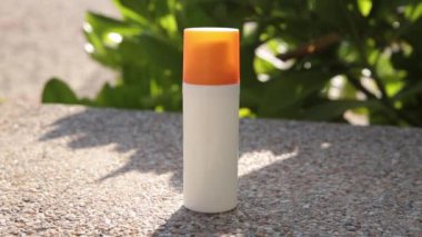 Plajda duran güneş kremi tüpü. Doğal malzemelerden kozmetik ürünler