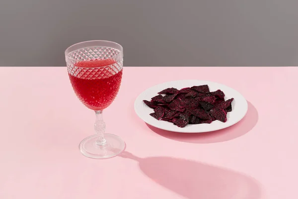 Sušené dračí ovoce a pití na růžové tabl — Stock fotografie