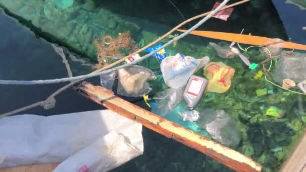 HURGHADA, EGITTO - 19 FEBBRAIO 2022: Bottiglie di plastica sporche vuote usate e sacchetti di plastica in mare. Inquinamento ambientale. — Video Stock