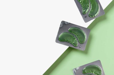 Aloe vera bitkisel malzemeler yeşil arka planda göz bantları.