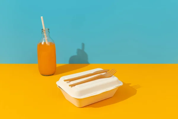 Almuerzo, cubiertos y bebida en la mesa naranja. Concepto de entrega —  Fotos de Stock