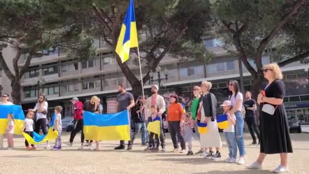 Porto, Portugal, 27 de março de 2022. Manifestantes ucranianos, segurando bandeiras e bandeiras ucranianas, protestaram contra a intervenção russa. Protesto anti-guerra no centro da cidade — Vídeo de Stock