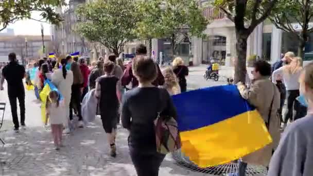 Porto, Portugal, 27 mars 2022. Un manifestant ukrainien, tenant des banderoles et des drapeaux ukrainiens, a protesté contre l'intervention russe. Manifestation contre la guerre dans le centre-ville — Video