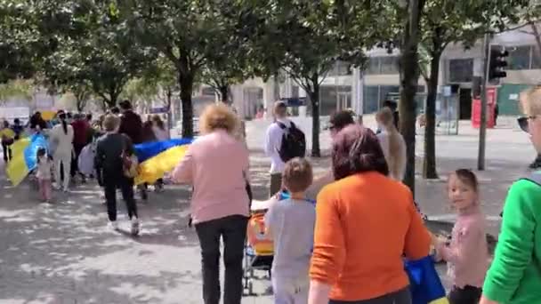 Porto, Portugal, 27 mars 2022. Un manifestant ukrainien, tenant des banderoles et des drapeaux ukrainiens, a protesté contre l'intervention russe. Manifestation contre la guerre dans le centre-ville — Video