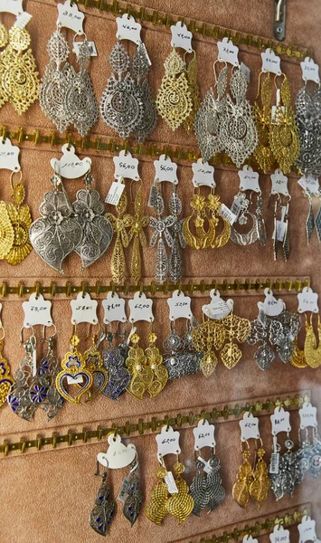 Португальські традиційні сережки на продаж на місцевому ринку. Ювелірний магазин — стокове фото