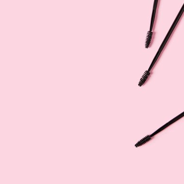 Düz görünüm maskara fırçaları Pastel pembe arka planda yatıyordu