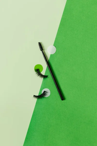 Креативная компоновка с макияжем на зеленом фоне — стоковое фото
