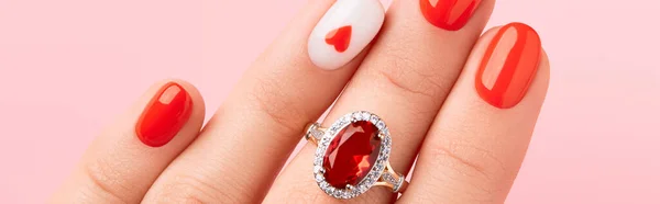 女人的手与时髦的红色指甲粉红背景。修指甲、修脚美容院概念 — 图库照片