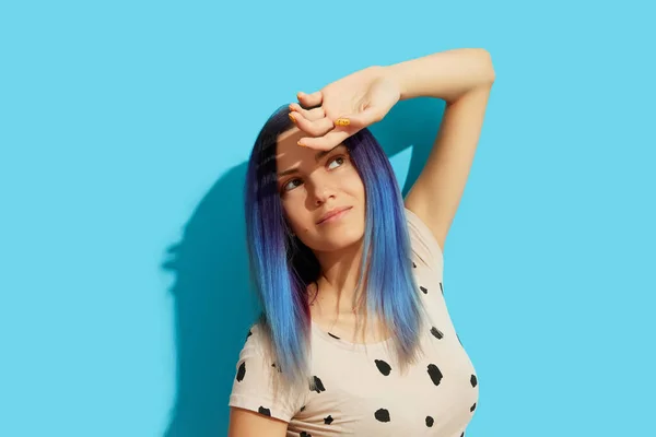 Mujer Hipster con pelo azul usando gafas de sol. Feliz chica caucásica mirando hacia arriba — Foto de Stock