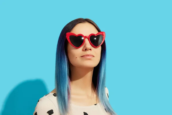 Mujer Hipster con pelo azul usando gafas de sol. Feliz chica caucásica mirando hacia arriba — Foto de Stock