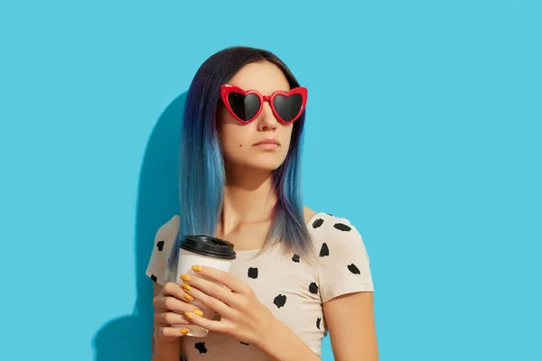 Hipster mujer con pelo azul sosteniendo taza de papel — Foto de Stock