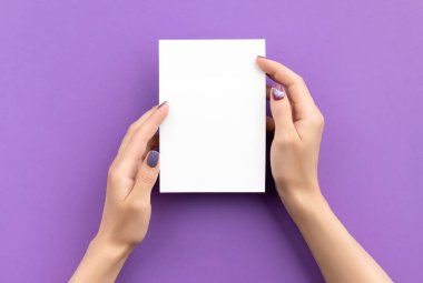 Manikürlü, kartpostal tutan güzel kadınların eli.