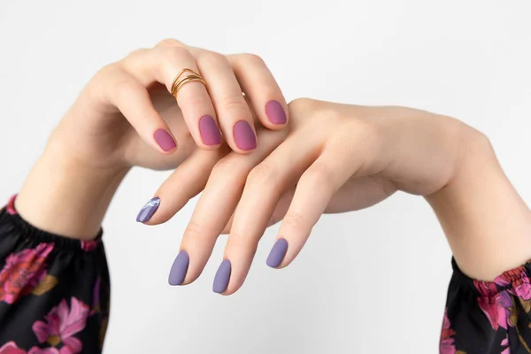 Красивые женские руки с фиолетовым бордовым матовым маникюром — стоковое фото