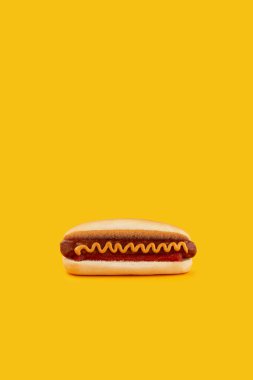 Klasik sosisli sandviç, ketçap ve turuncu arka planda hardal. Restoran için menü