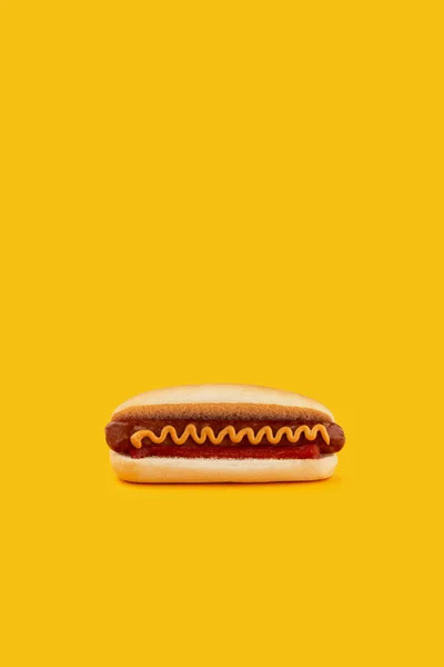 Classic hot dog with wurst, ketchup and mustard on orange background. Menu for restaurant — Stock fotografie