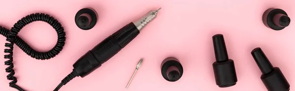 Flat lay top view equipamentos para manicure em fundo rosa — Fotografia de Stock
